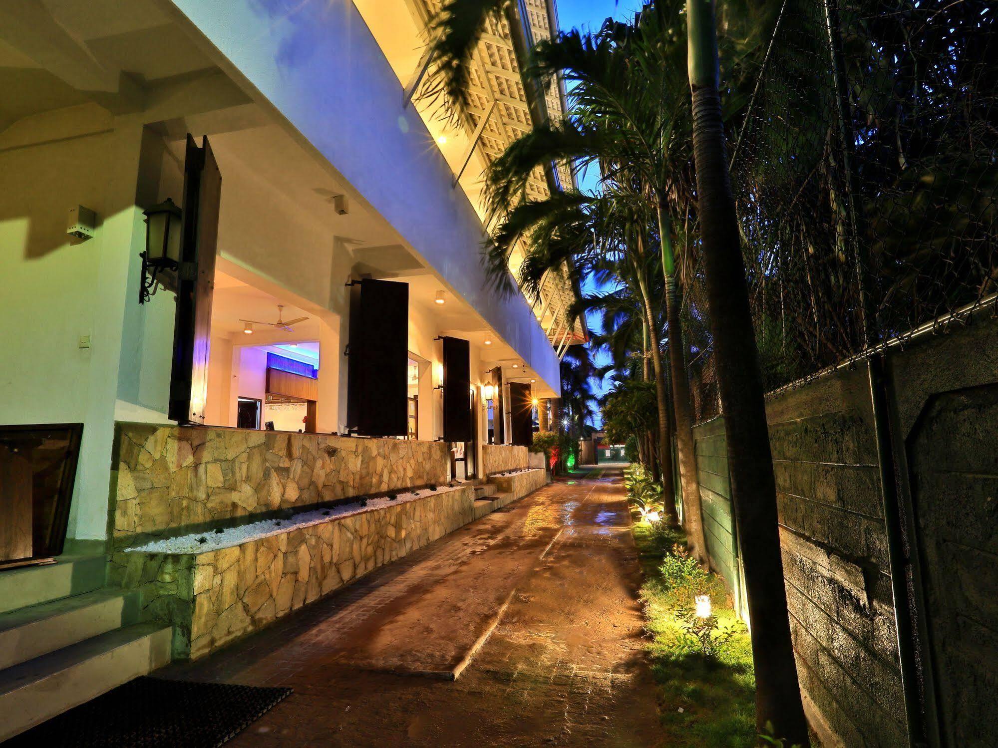 St.Lachlan Hotel & Suites Negombo Exterior photo